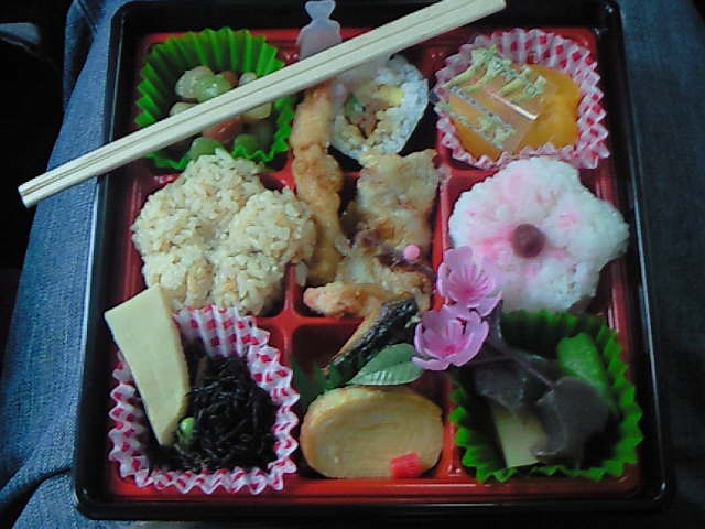 10時半頃に配られた弁当、即効で食った。 | YZF-R1日記