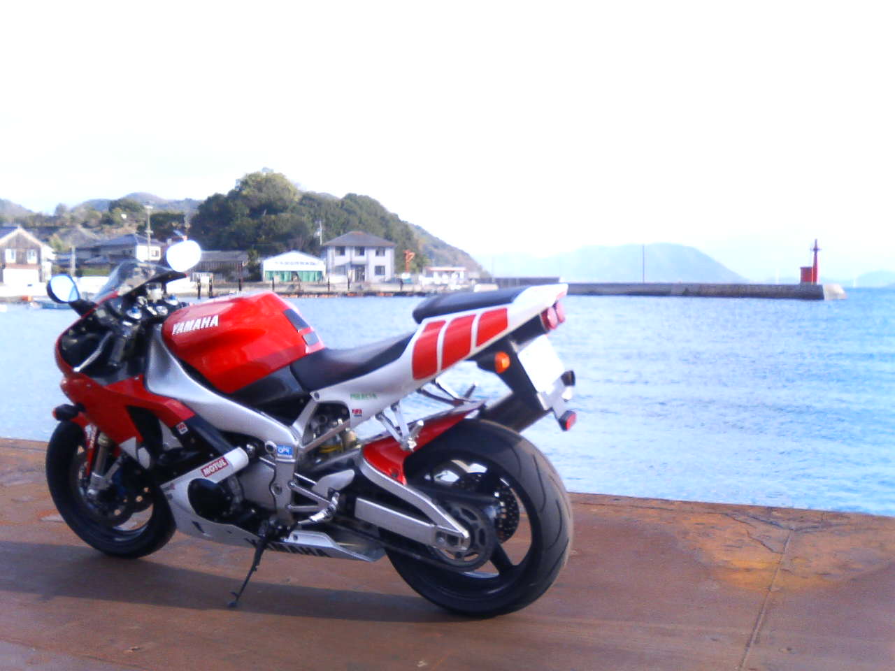 海をバックに。カコイイ! | YZF-R1日記