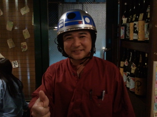 R2-D2ヘルメット試作品2号と山ちゃん